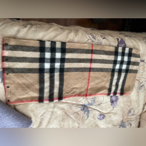 Burberry scarf - Picture 1 of 9